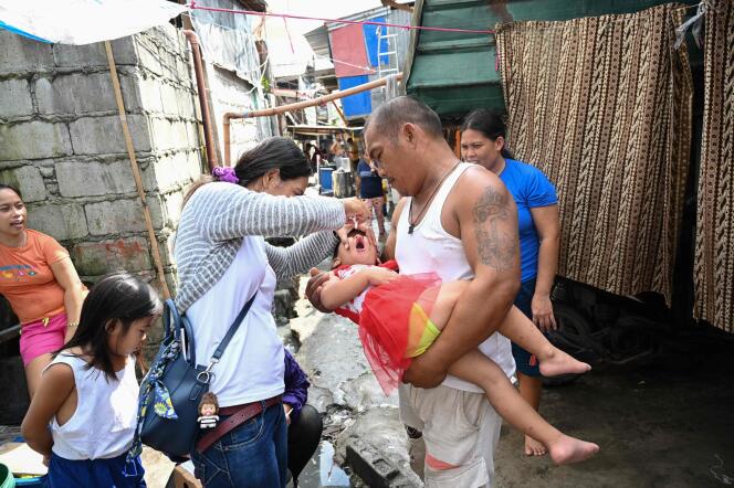 Administration du oral vaccin contre la polio dans un quartier de Manille (Philippines), le 14 octobre.