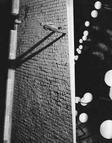 « La galerie l’Inlassable affiche dans la vitrine de son espace, rue Dauphine, deux grands tirages issus de la série “Towards a Motion Field”, de Marvin Leuvrey, fruit de la commande passée par Photo Saint-Germain pour la réalisation du visuel officiel. Une fiction narrative, où Marvin compile des séquences empruntant leurs motifs à la littérature et au cinéma. Chambres d’hôtel, couloirs du métropolitain, quais de Seine… l’histoire raconte l’errance d’une femme à Saint-Germain-des-Prés, la nuit. »