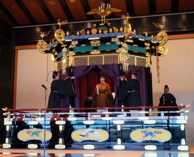 Au cours d’une somptueuse cérémonie, Naruhito a annoncé officiellement son arrivée sur le trône du Chrysanthème, le 22 octobre.
