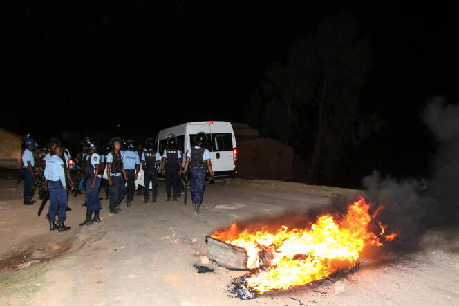 Des pneus brûlent lors d’une confrontation entre la police et les opposants à un projet de ville nouvelle à Ambohitrimanjaka, le 17 octobre 2019.