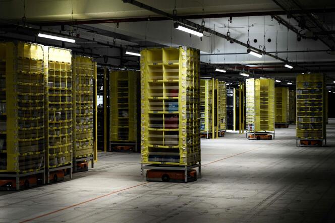 Le centre d’Amazon à Brétigny-sur-Orge, le 22 octobre. Des robots orange à roulettes ordonnent les stocks de l’entrepôt.