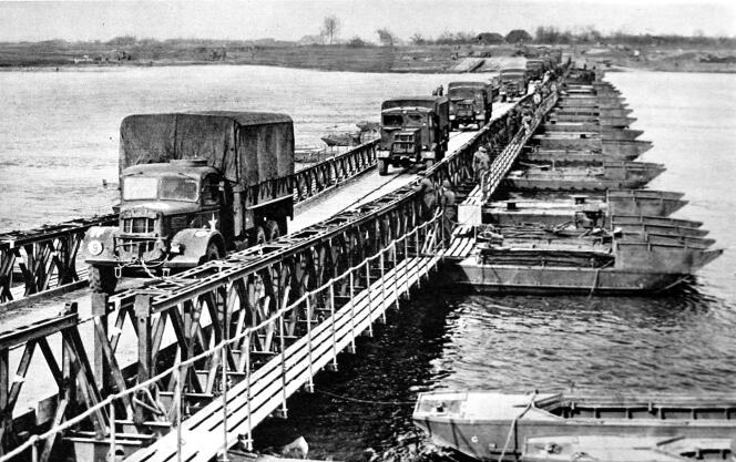 Un pont flottant des armées alliées sur le Rhin, Allemagne, avril 1945.