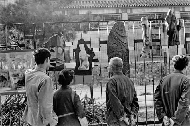Exposition sauvage organisée en 1979 sur les grilles du Musée national des arts de Pékin.