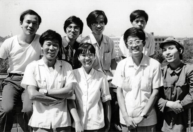 Une partie du collectif des Etoiles, en 1980. Au premier rang, Qu Leilei, Li Shuang, Zhong Acheng et Ma Desheng. Au second rang, Wang Keping, Yan Li, Huang Rui et Chen Yansheng.