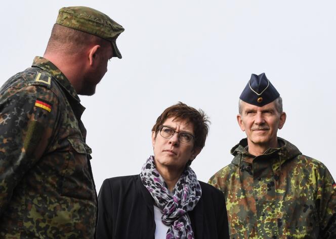 La ministre de la défense, Annegret Kramp-Karrenbauer, rend visite aux soldats de Erfurt, le 23 octobre.