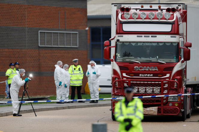 Le camion dans lequel ont été découverts 39 corps, mercredi 23 octobre, à Grays, au Royaume-Uni.