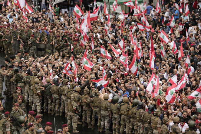 Des manifestants antigouvernementaux entourés par l’armée, le 23 octobre à Jal el-Dib.