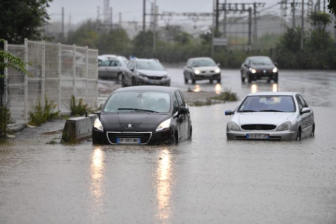Apres De Fortes Pluies Dans Le Sud Des Inondations Et Des Lignes Sncf Coupees
