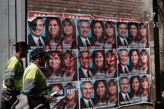 Le 23 octobre à Buenos Aires, en Argentine, le mot « mafia » est peint à la bombe sur les affiches de campagne du candidat à la présidentielle Alberto Fernández et de sa vice-candidate, Cristina Fernández de Kirchner.