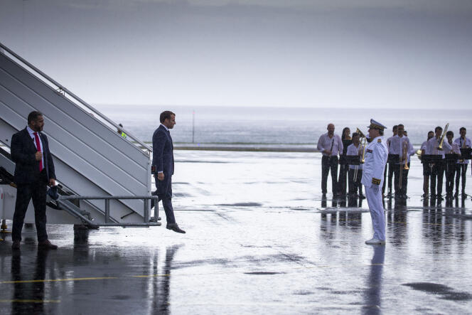 Emmanuel Macron lors de son arrivée à l’île de La Réunion, pendant sa tournée présidentielle dans l’océan Indien, le 23 octobre.
