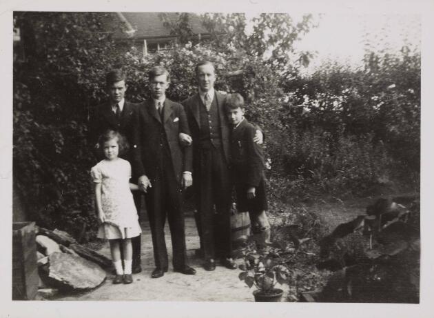 J.R.R. Tolkien et ses quatre enfants dans leur jardin à Oxford, en 1936.
