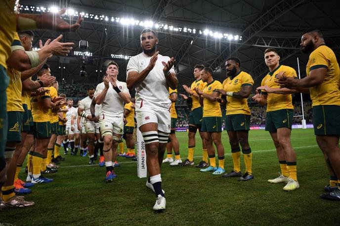 Les Australiens félicitent les Anglais après leur victoire en quarts, le 19 octobre 2019, à Oita (Japon).