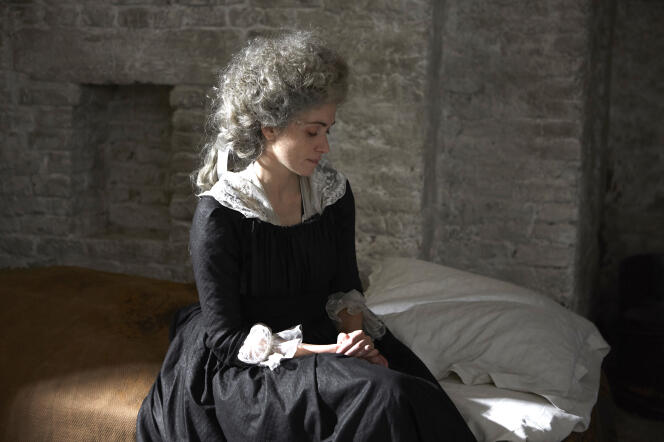 La reine Marie-Antoinette (interprétée pare Maud Wyler) dans sa cellule de la Conciergerie.