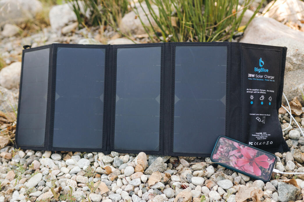 Chargeur solaire ou batterie USB en randonnée ?