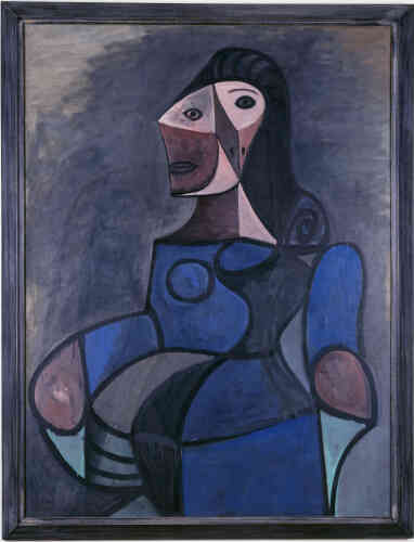 « Lorsque Picasso peint Femme en bleu, le conflit est en train de prendre une autre tournure alors que se prépare le débarquement en Normandie (6 juin). Un étrange apaisement émane de cette figure qui trône, souveraine. Picasso reprend ici un thème qui lui est cher, celui de la femme assise dans un fauteuil. Néanmoins, à la différence de la cohorte d’êtres captifs, enfermés dans leur siège comme dans un piège, cette femme en bleu – lointain écho de la période bleu de Barcelone - apparaît telle une divinité dans la sereine monumentalité de son être  ».