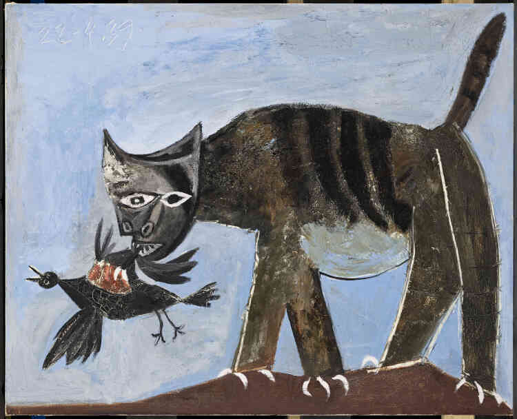 « Alors que la Seconde Guerre mondiale est sur le point d’éclater, Picasso peint un chat tigré au ventre rond, la queue dressée, toutes griffes dehors, dévorant cruellement un oiseau sans défense. À l’image de la tête de femme convulsée gravée pour signifier la Tchécoslovaquie martyre en 1938, cette toile se fait l’écho de plusieurs événements marquants du printemps 1939 : Prague vient de tomber aux mains des Nazis, Madrid aux mains des Franquistes. Dans cette scène de dévoration comme dans d’autres tableaux peints durant la guerre, Picasso ne cesse d’« animaliser » la souffrance ».
