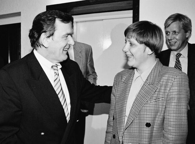 Le chancelier Gerhard Schröder rencontre Angela Merkel, ministre fédérale de l’environnement, de la protection de la nature et de la sécurité nucléaire, à Bonn, en janvier 1995.
