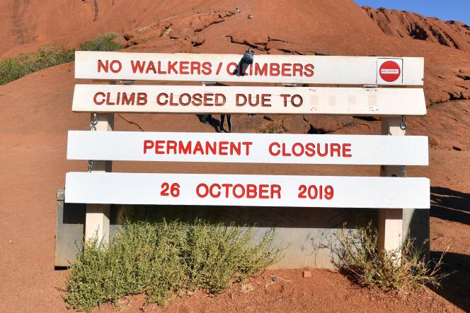 La barrière proclame la fermeture définitive de l’accès à l’Uluru, également connu sous le nom d’Ayers Rock, dans le parc national Uluru-Kata Tjuta, dans le Territoire du Nord en Australie, dans la soirée du 25 octobre.