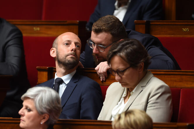 Le délégué général de LRM, Stanislas Guerini (à gauche), et le député LRM Damien Pichereau, à l’Assemblée nationale à Paris, le 4 juin.