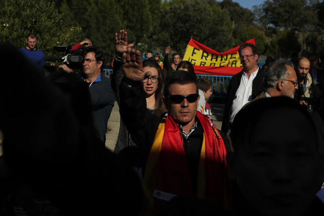 Salut fasciste lors d’un rassemblement devant le cimetière de Mingorrubio, où les restes de Francisco Franco ont été transférés, à la périphérie de Madrid, le jeudi 24 octobre 2019.