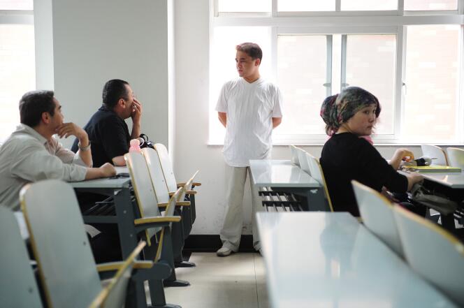Ilham Tohti donne un cours à l’Université centrale des nationalités à Pékin, en 2010.