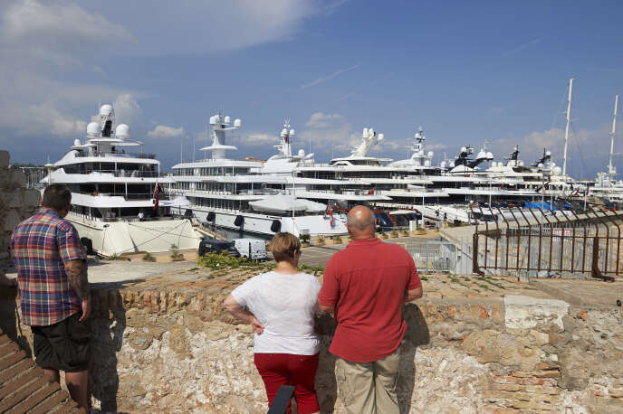 A Antibes (Alpes-Maritimes), sur le port Vauban, surnommé le « quai des milliardaires ».