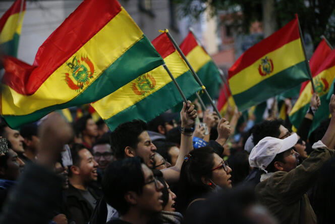 Des manifestants hostiles au gouvernement réclament la tenue d’un second tour de l’élection présidentielle, à La Paz, le 22 octobre.