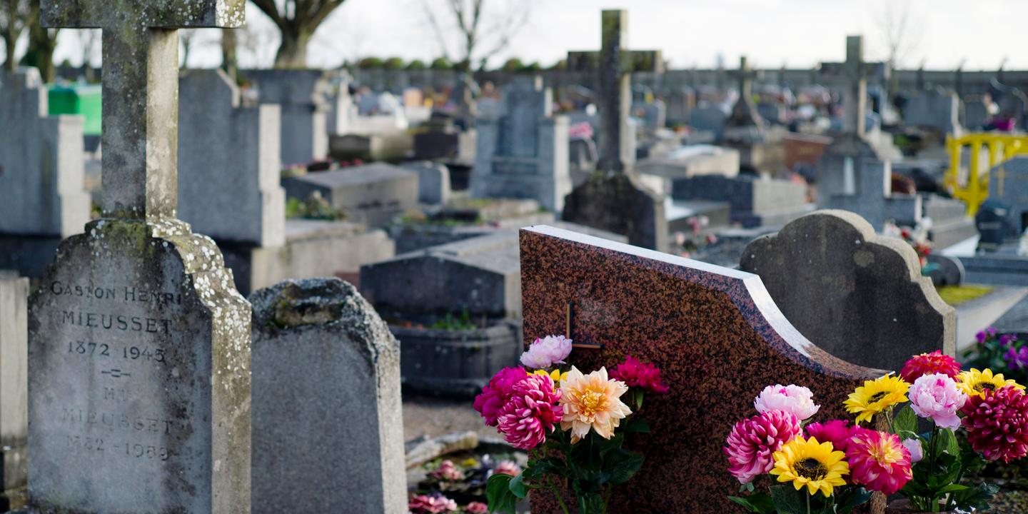 Toussaint Au Cimetiere Qui Est Responsable En Cas De Chute Dans Une Tombe Vide