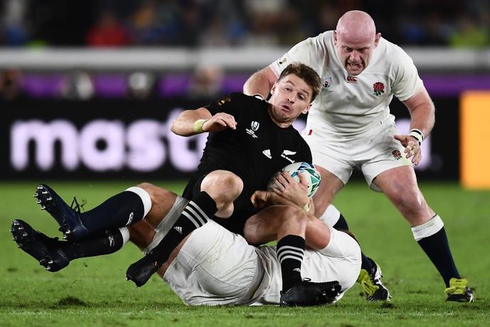 Beauden Barrett Le Néo-Zélandais Beauden Barrett est taclé lors du match contre l’Angleterre, à Yokohama (Japon), le 26 octobre.