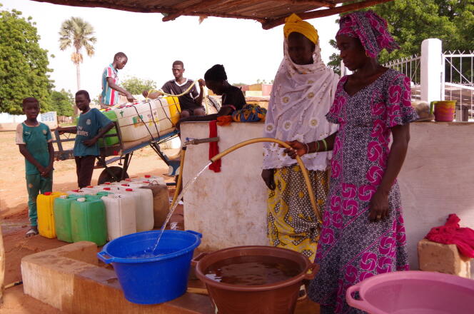 Au village de Sine Mouride, dans la région de Kaffrine, au centre du Sénégal, l’arrivée des robinets d’eau a changé la vie des femmes et des fillettes, qui peuvent enfin aller à l’école.
