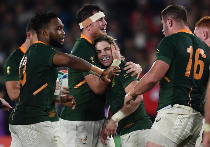 Alun Wyn Jones Les joueurs sud-africains félicitent leur demi de mêléeFaf de Klerk (au centre), après leur victoire en demi-finale de la Coupe du monde contre le pays de Galles, le 27 octobre à Yokohama