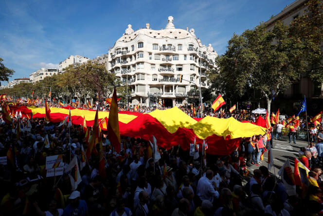 Des manifestants pour l’unité de l’Espagne, à Barcelone, le 27 octobre.