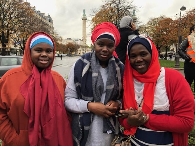 Ma, 47 ans, et ses deux filles âgées de 17 et 15 ans vêtues pour l’occasion de voiles aux couleurs de la République, bleu blanc rouge.