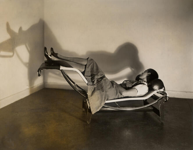 Charlotte Perriand sur la « Chaise longue basculante, B306 », (1928-1929 – Le Corbusier, P. Jeanneret, C. Perriand), vers 1928.