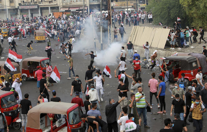 Les forces de sécurité irakiennes tentent de disperser la population avec du gaz lacrymogène à Bagdad, lundi 28 octobre.