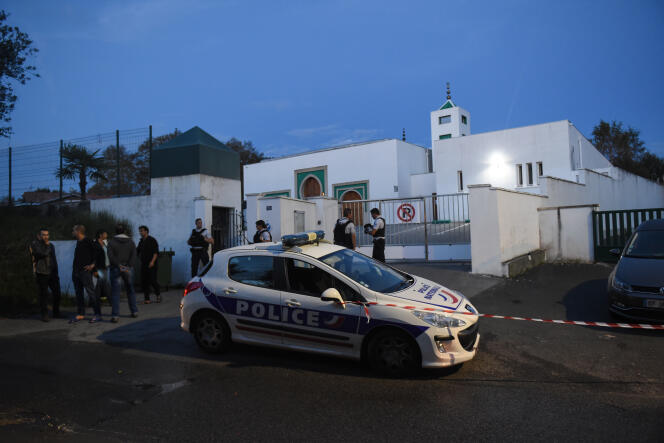 La mosquée sécurisée par la police après l’attaque, à Bayonne (Pyrénées-Atlantiques), le 28 octobre.
