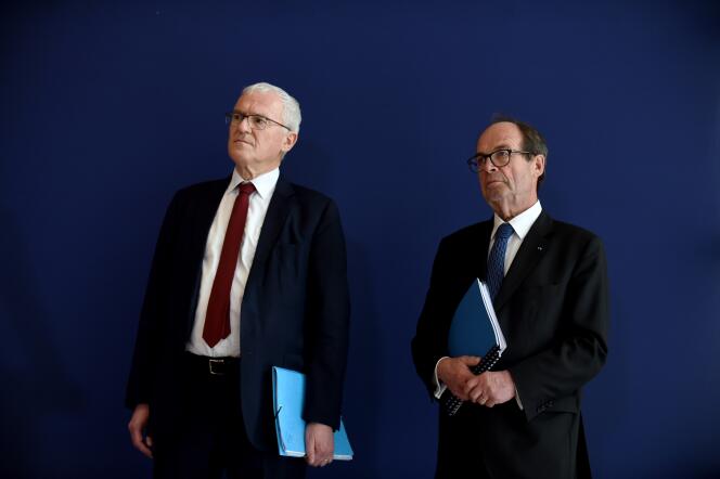 Le PDG d’EDF, Jean-Bernard Lévy (à gauche), et Jean-Martin Folz lors de la présentation, à Bercy, lundi 28 octobre, de son rapport sur l’EPR de Flamanville (Manche).