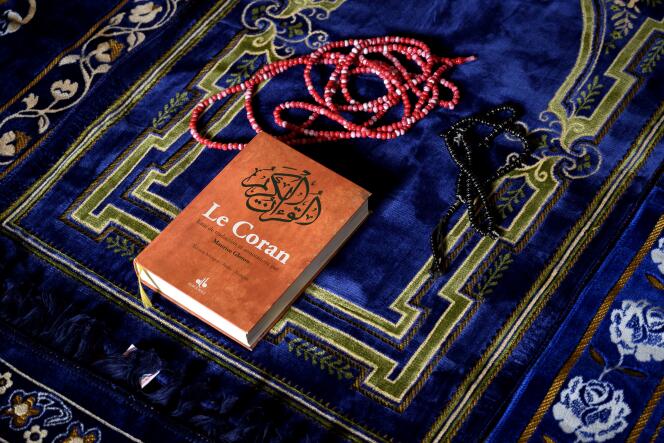 Le livre du coran, photographié  à l’occasion d’une prière mixte dirigée par deux femmes imams, Anne-Sophie Monsinay and Eva Janadin, à Paris, le 7 septembre 2019.