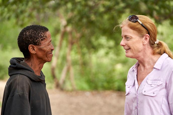 Vanessa Hayes, auteure principale de l’étude, et le chef |kun |kunta, en Namibie, le 6 février 2019.