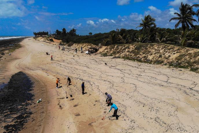 Một sự cố tràn dầu trên bãi biển Pocas ở Conde, bang Bahia, Brazil, vào ngày 27/10.
