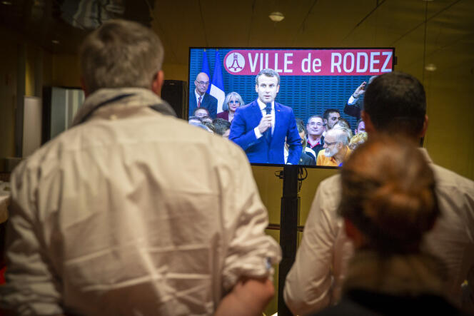 Emmanuel Macron lors du débat sur les retraites à Rodez (Aveyron), le 3 octobre.