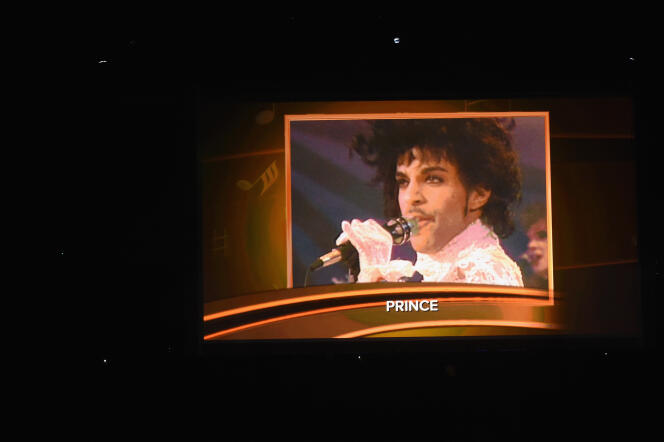Hommage à Prince, lors de la 59e cérémonie des Grammy Awards au Staples Center de Los Angeles (Californie), le 12 février 2017.