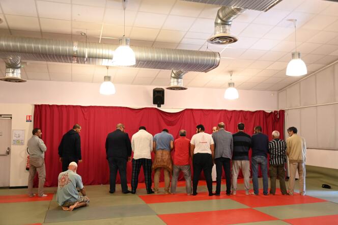 Prière dans une salle municipale mise à disposition de la communauté musulmane après l’attaque de la mosquée de Bayonne, ici le 29 octobre.