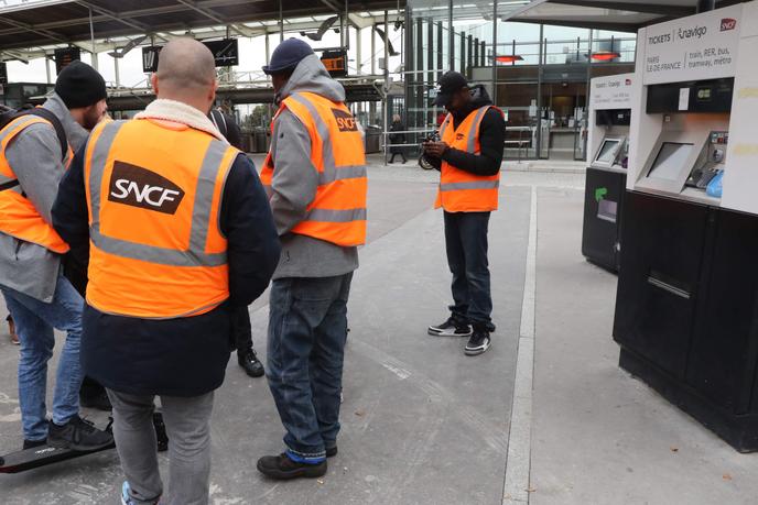 Une trentaine de grévistes du technicentre de Châtillon se sont rassemblés devant le siège social de la SNCF à Saint-Denis, pour demander à être reçus par la direction, le 29 octobre 2019.