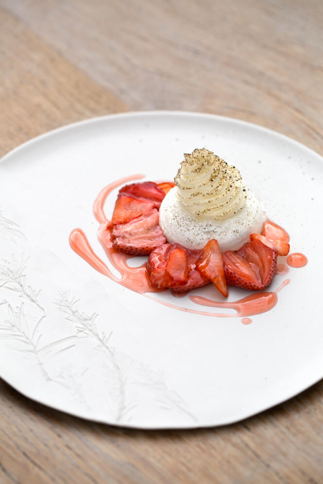 La fraise façon vacherin : meringue française garnie d’une brunoise et d’un sorbet fraise. Tout autour, des fraises cuites sous vide et une chantilly à la réglisse.