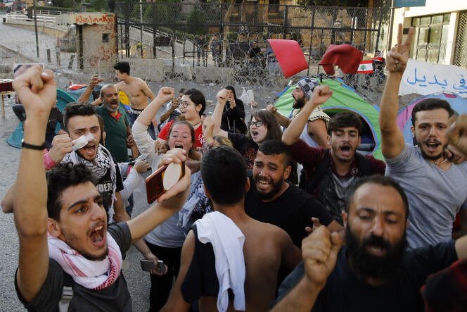 Des manifestants célèbrent la démission du premier ministre libanais Saad Hariri devant le palais du gouvernement à Beyrouth, le 29 octobre.