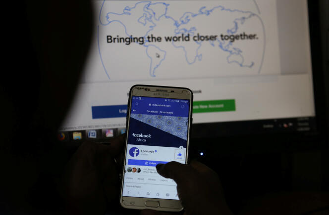 Un usager de Facebook dans un cybercafé à Nairobi, au Kenya, en avril 2019.