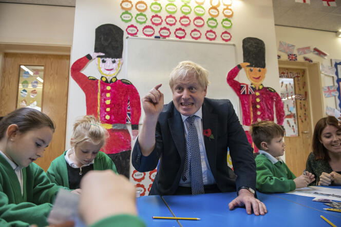Boris Johnson, dans une école primaire de Bury St Edmunds (Royaume-Uni), le 31 octobre.