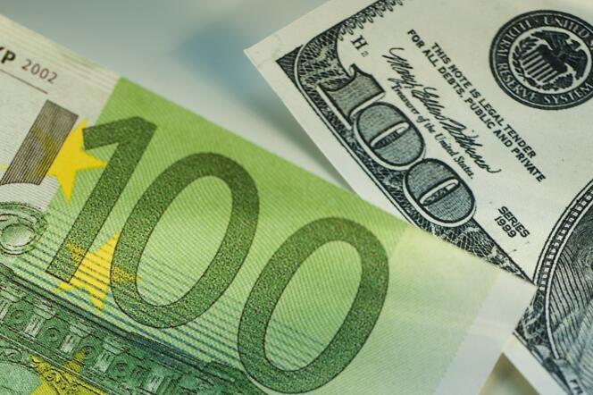 Un billet de 100 dollars et un billet de 100 euros. Pour la première fois en vingt ans, l’euro atteint la parité avec le dollar.