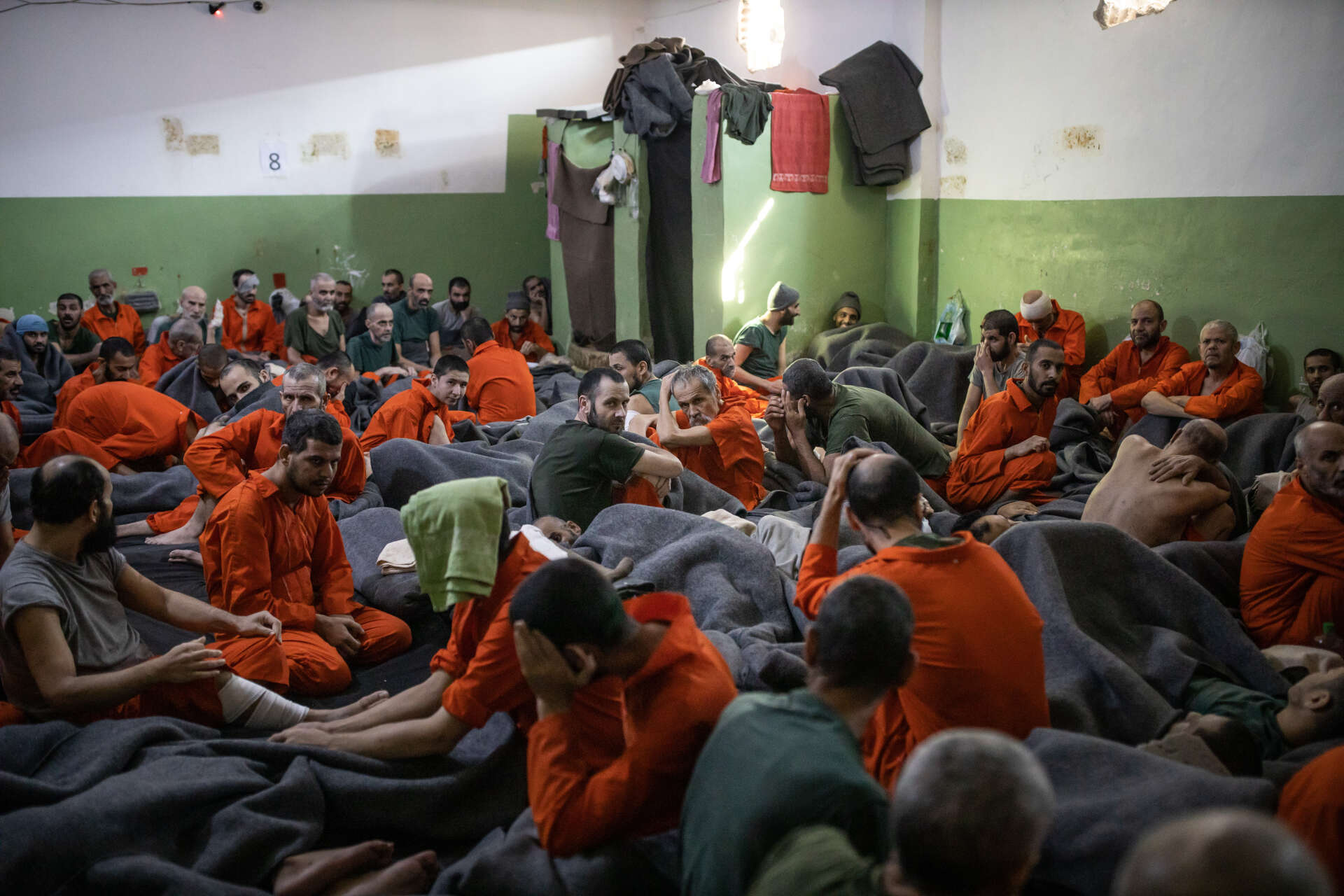 Cette pièce de la taille d'une grande salle de classe accueille de nombreux prisonniers. Le 30 octobre 2019, Nord Est de la Syrie.